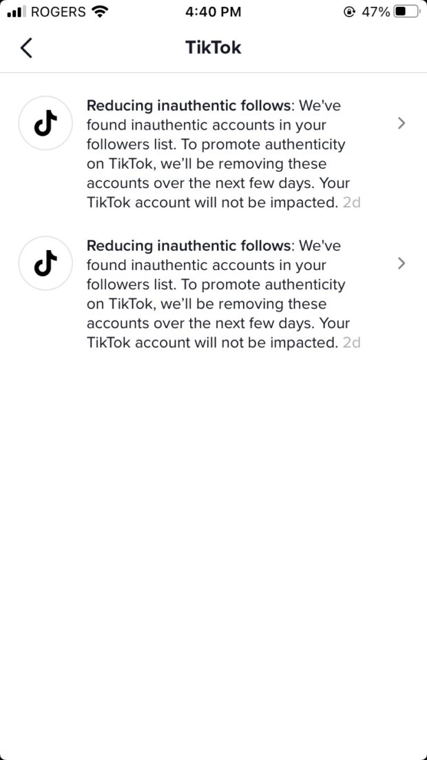 zwei Nachrichten von TikTok an den TikTok-Account des Autors über "Reduzierung unauthentischer Folgen"