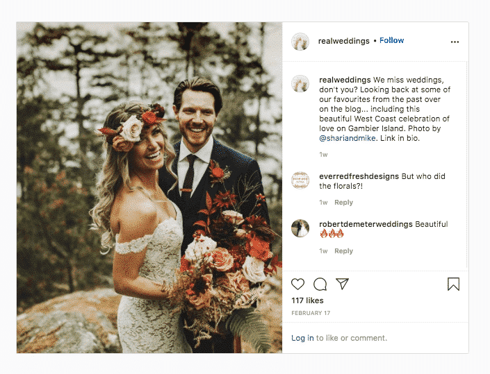 Echtes Hochzeitsfoto von Paaren mit Blumenstrauß-Link in Bio