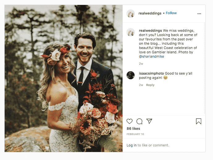 Echtes Hochzeitsfoto von Ehepaar mit Blumenstrauß