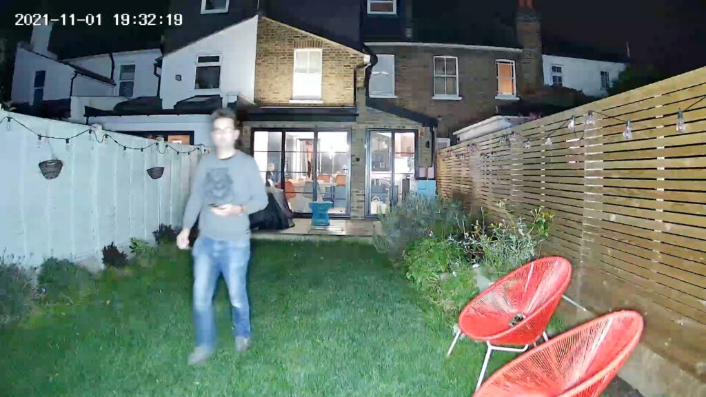 Hey!  Smart Floodlight Camera Nachtbeispiel mit eingeschaltetem Flutlicht
