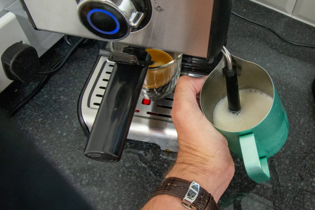 Beko Espresso-Kaffeemaschine CEP5152 Milchschaum