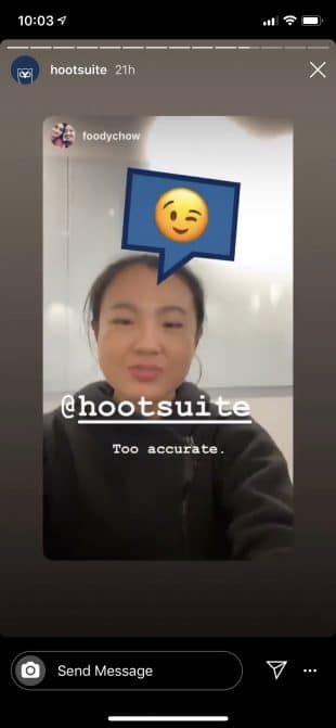 Instagram-Geschichte einer Frau, die den AR-Filter von Themelocal verwendet, Emoji Roulette
