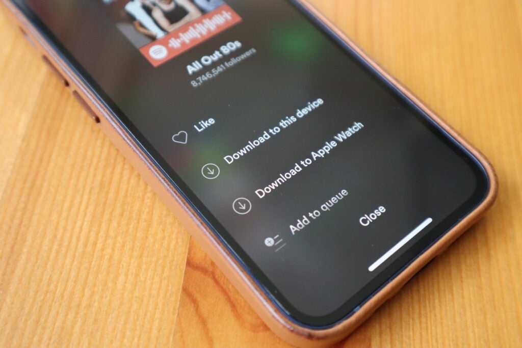 Tippen Sie auf „Auf Apple Watch herunterladen“, um mit dem Herunterladen der Songs zu beginnen
