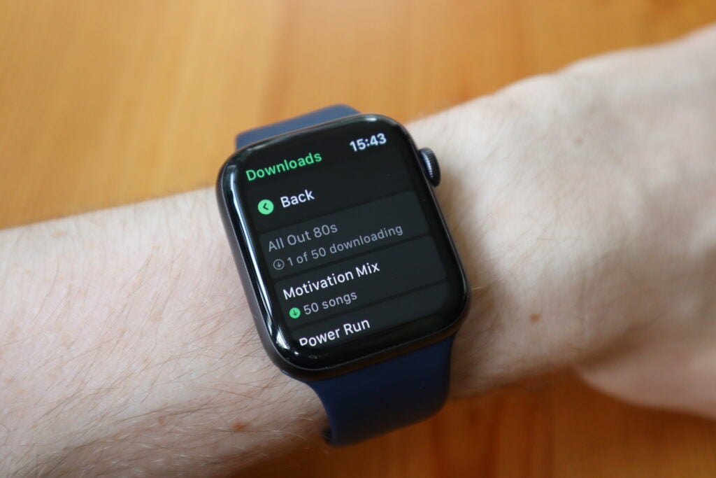 Sie können den Download-Fortschritt überprüfen, indem Sie die Spotify-App für Apple Watch aufrufen