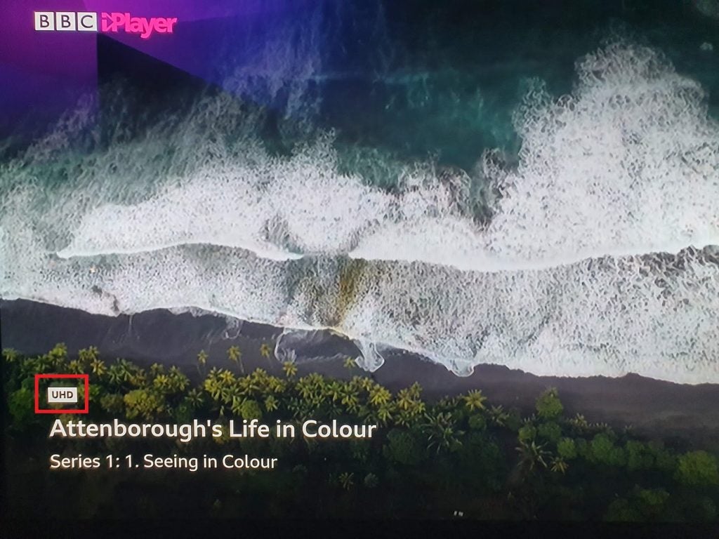 Bild einer Insel von oben, angezeigt über den BBC iPlayer mit dem Logo oben links und UHD, Attenboroughs Leben in Farbe unten links