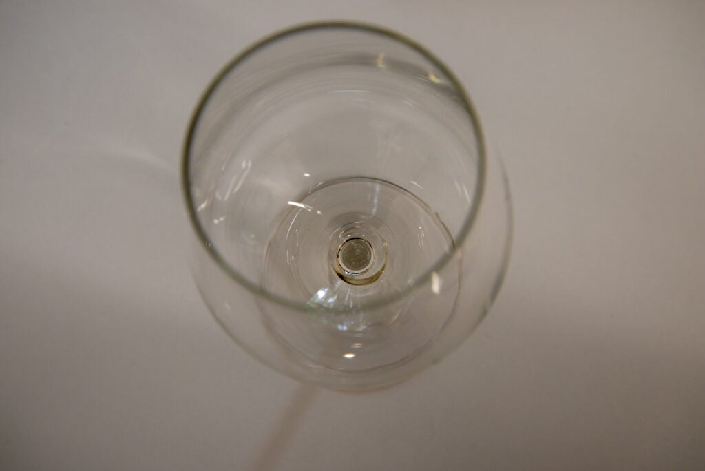 Sharp QW-NA26F39DW-EN sauberes Weinglas