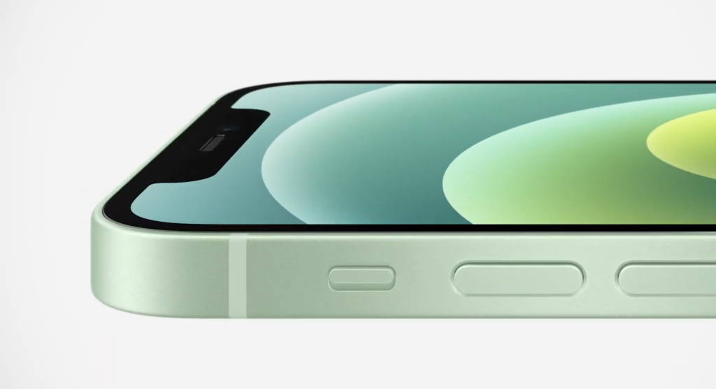 Obere Hälfte, linke Seitenkantenansicht eines iPhone 12 auf weißem Hintergrund