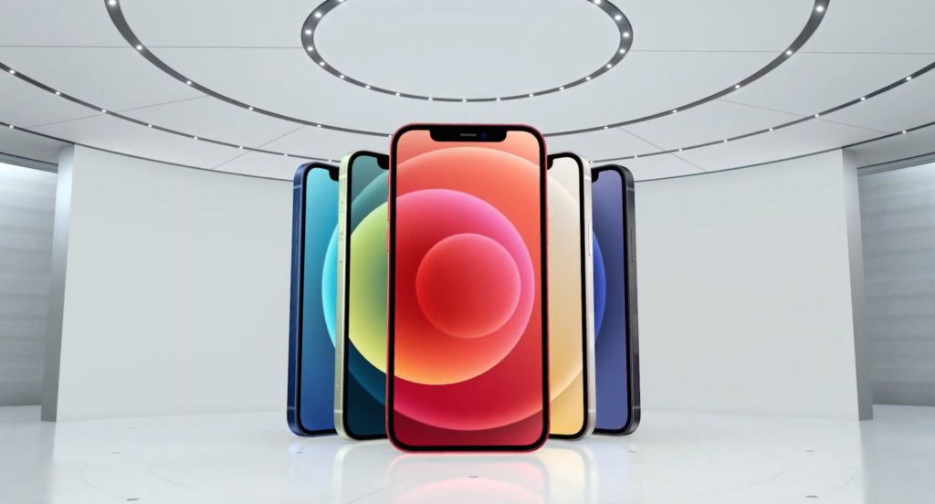 Fünf verschiedenfarbige iPhones, die in V-Form hintereinander auf weißem Hintergrund stehen