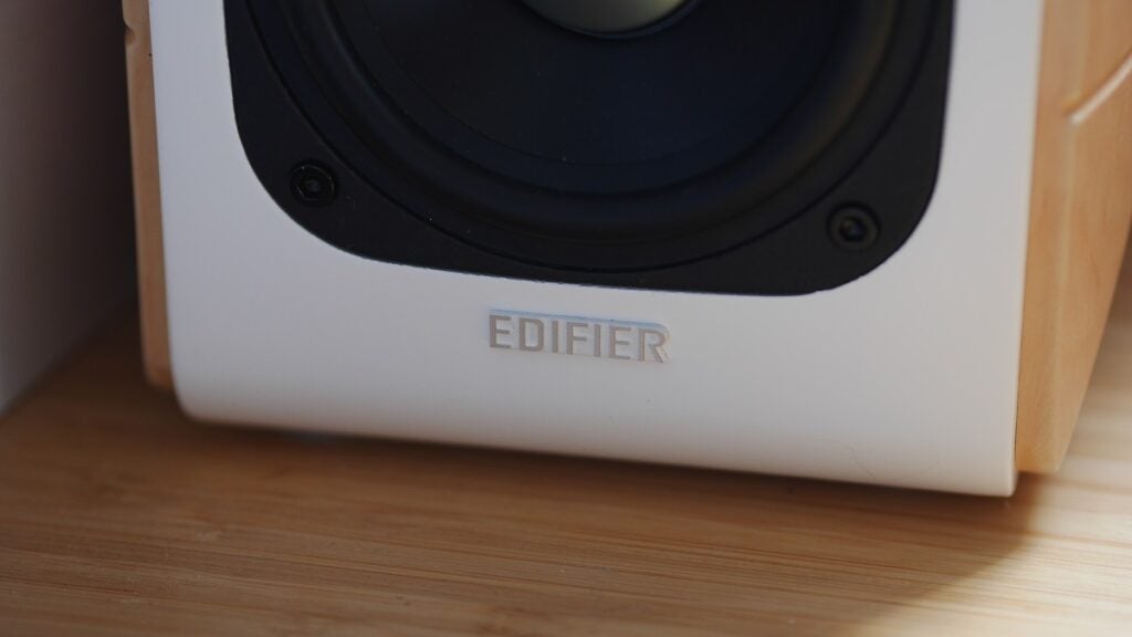 Logo auf dem Edifier S880DB-Lautsprecher