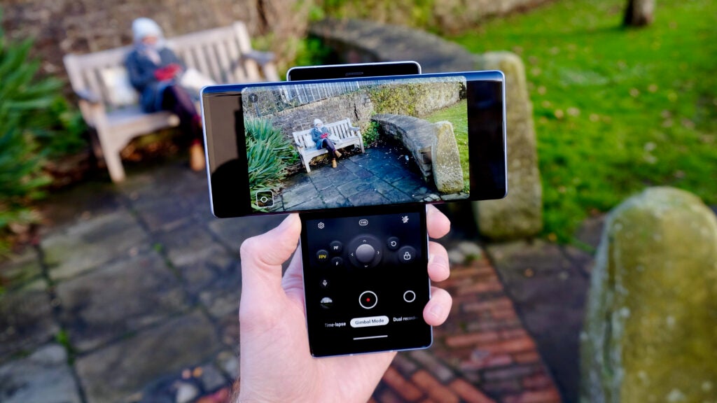 Ein LG Wing-Smartphone in der Hand, auf einem Bildschirm die Kamera geöffnet und auf dem anderen Schaltflächen zum Anklicken des Bildes