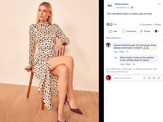 Facebook-Werbung von Reformation mit einer blonden Frau in einem Leopardenkleid.  Auf der Kopie steht "Das Carmelina-Kleid ist ziemlich genau richtig."