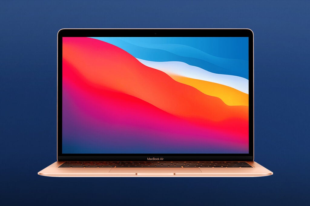 Ein Macbook Air steht auf blauem Hintergrund