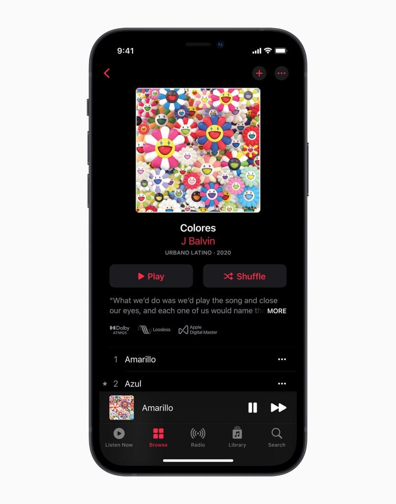 Ein iPhone 12 mit schwarz auf weißem Hintergrund, das den Bildschirm von J Balvin Colores anzeigt, wobei unten Amarillo gespielt wird