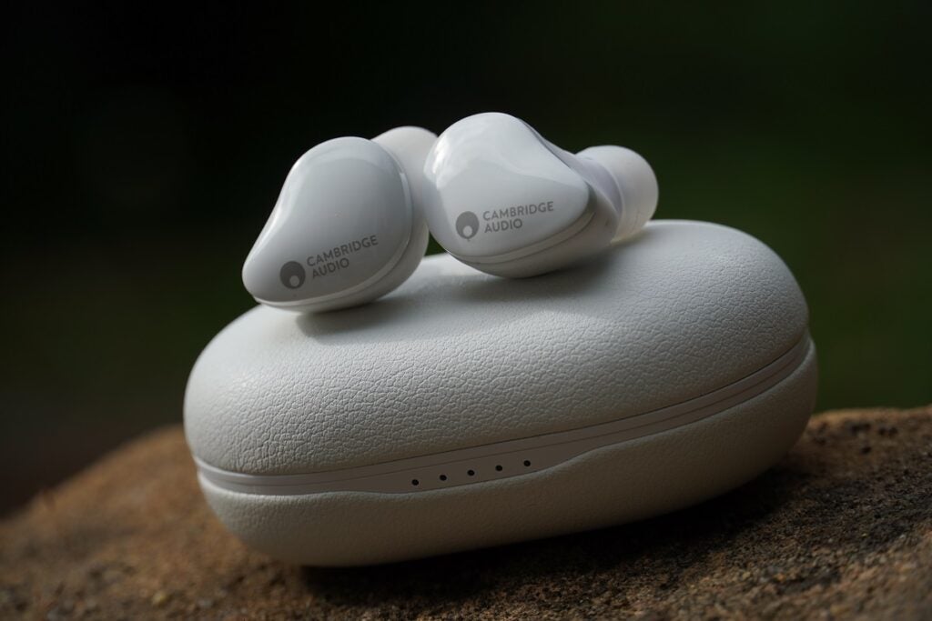 Cambridge Audio Melomania Touch-Ohrhörer auf Hülle