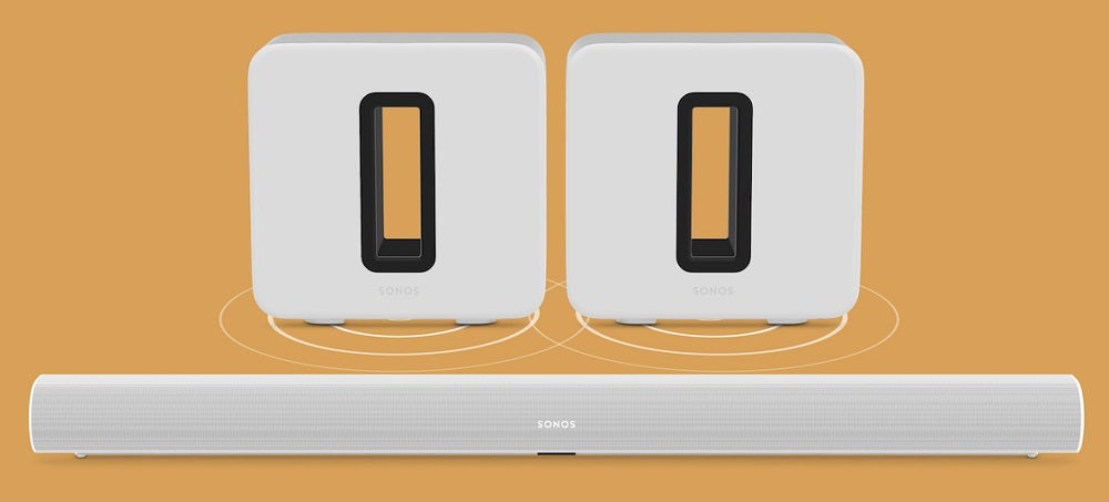 Weiße Sonos- und Sub-Sonos-Lautsprecher auf goldenem Hintergrund