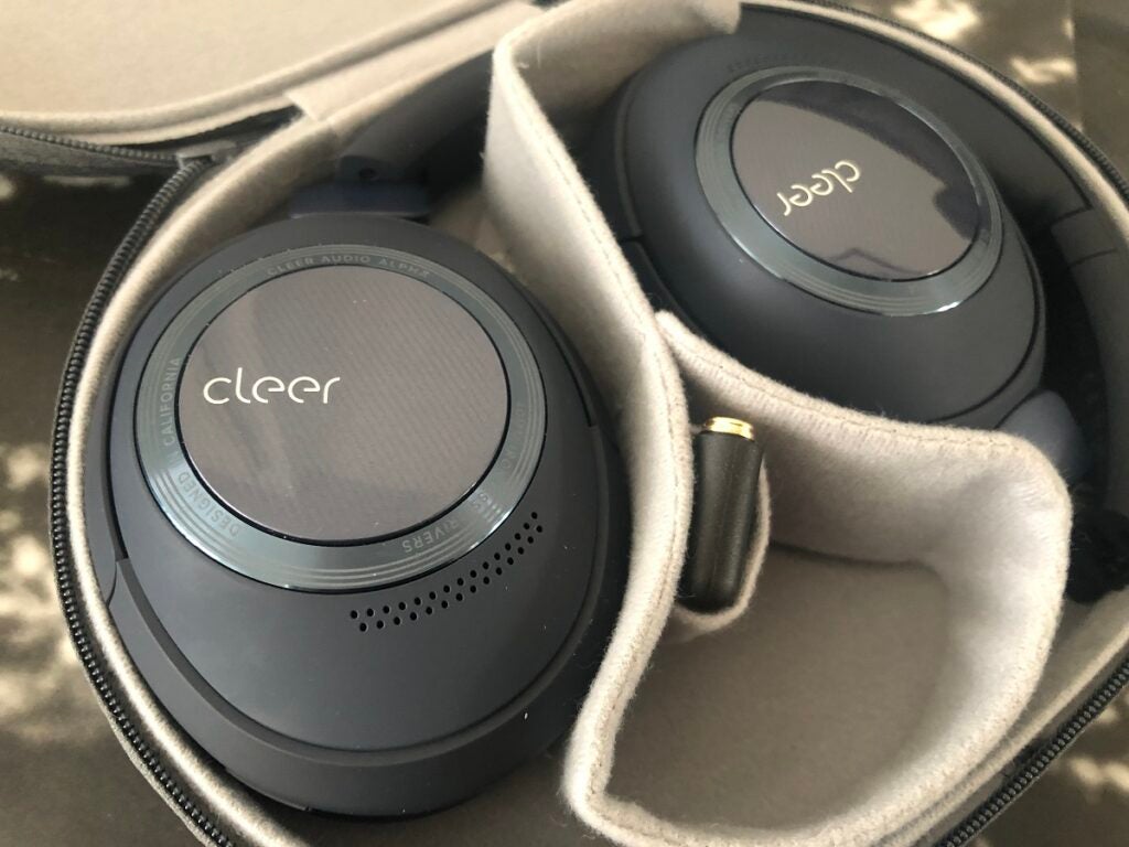 Cleer Audio Alpha im Koffer