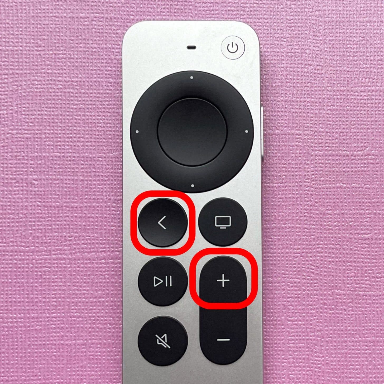 Halten Sie die Zurück- und die Lauter-Taste gleichzeitig gedrückt, bis Sie ein Popup auf Ihrem Apple TV-Bildschirm sehen. 