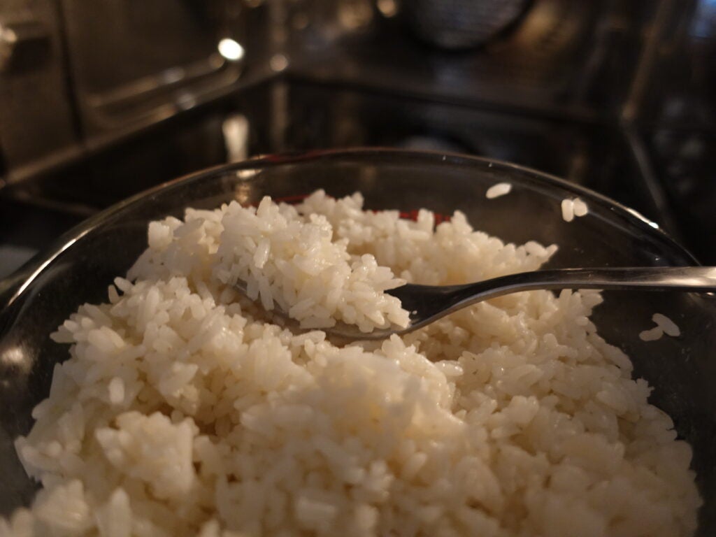 Sharp YC-GC52FU-B Frisch gekochter Reis