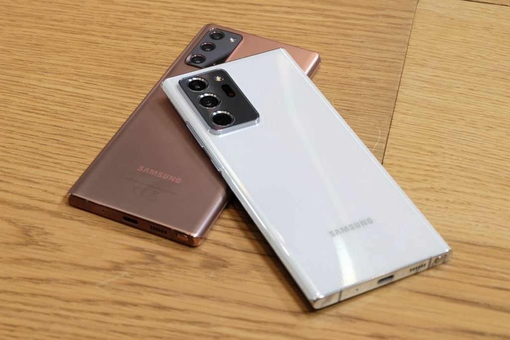 Ein Samsung Galaxy Note 20 und ein Note 20 Ultra liegen auf einem Tisch mit Blick nach hinten, Ansicht der Rückseite
