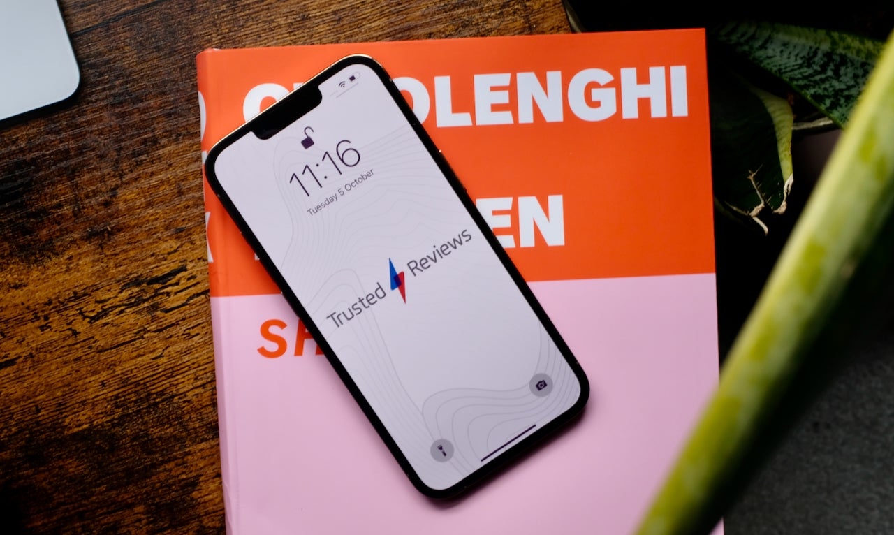 iPhone 13 Pro-Vorderbild mit TR-Hintergrundbild