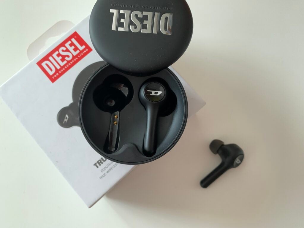 Diesel True Wireless Earbuds mit einem Ohrhörer ohne Hülle