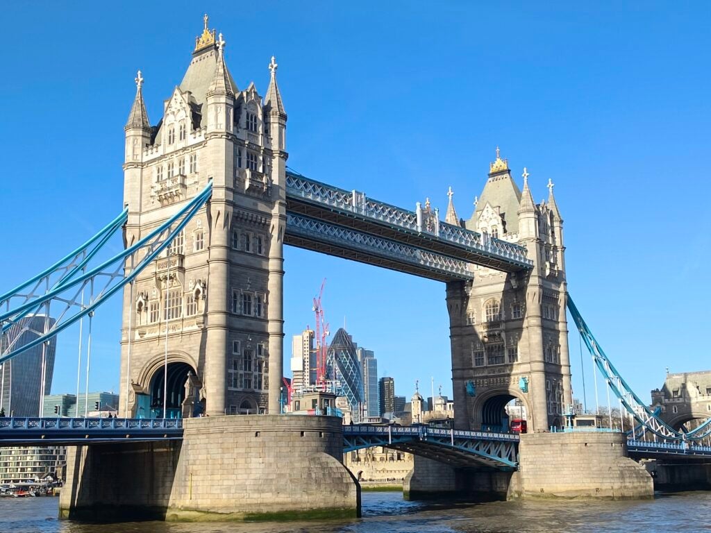 Ein Bild der Tower Bridge mit 2-fachem Digitalzoom, aufgenommen mit dem Vivo V23 Pro