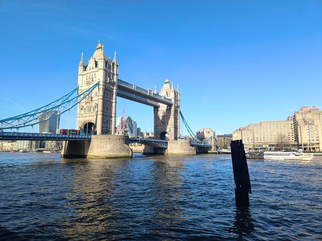 Ein Bild der Tower Bridge, aufgenommen mit dem Vivo V23 Pro