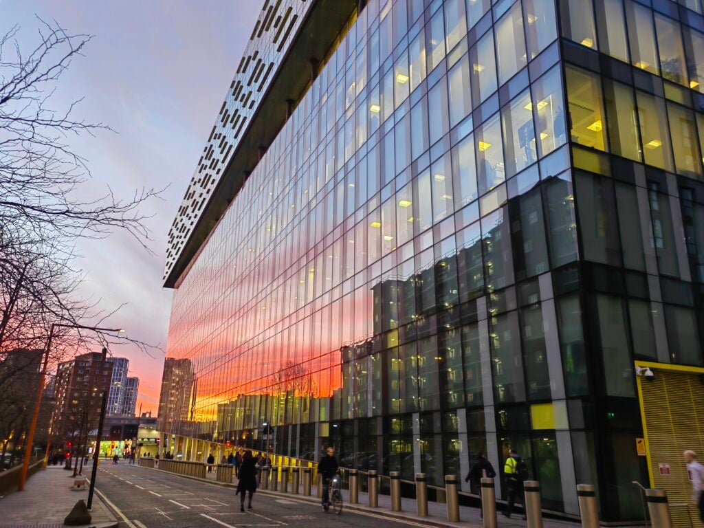 Bild eines reflektierten Sonnenuntergangs auf einem Glasgebäude, aufgenommen mit dem Huawei P50 Pocket