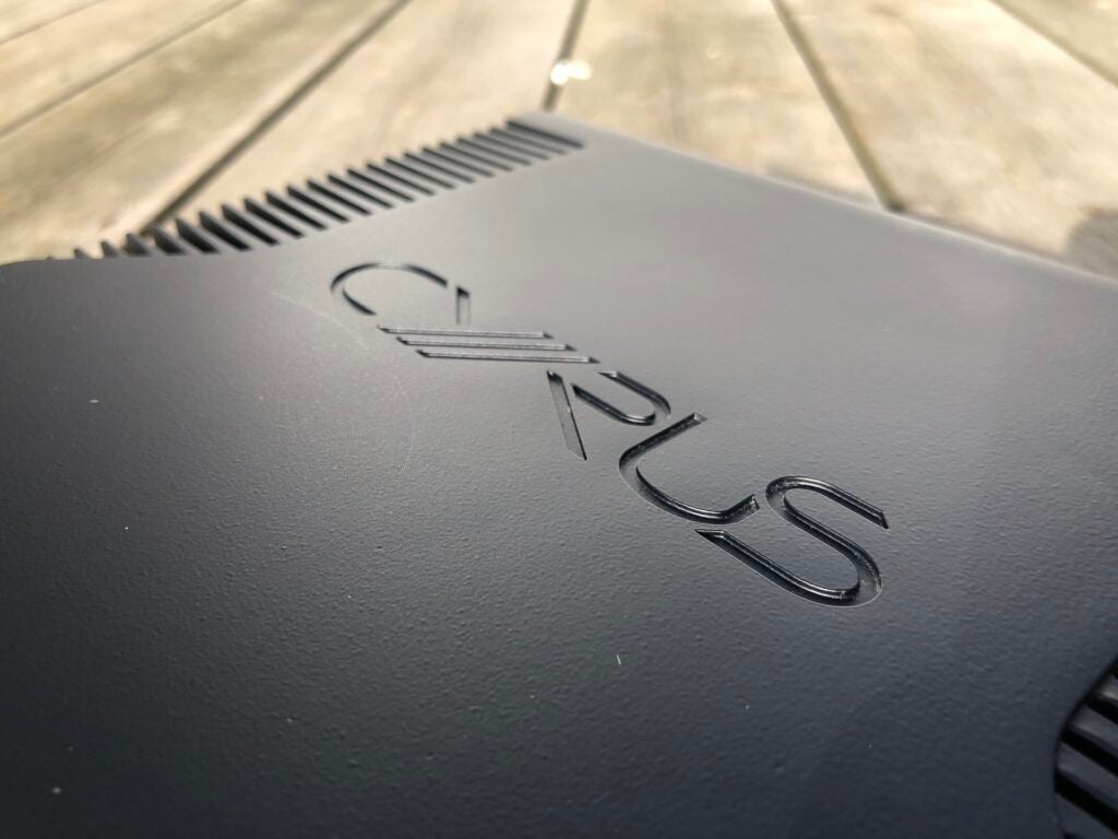 Deckplatte und Markenlogo des Cyrus i9-XR Verstärkers