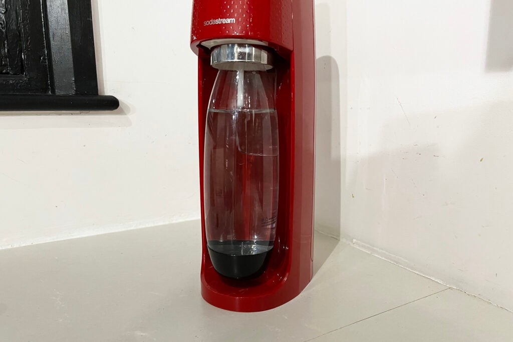 SodaStream Spirit mit eingesetzter Flasche