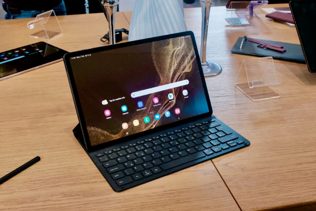 Samsung Galaxy Tab S8 Plus Tablet mit Tastatur und S Pen
