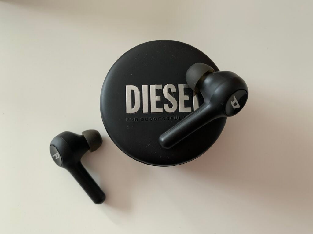 Diesel True Wireless Earbuds auf der Oberseite des Gehäuses
