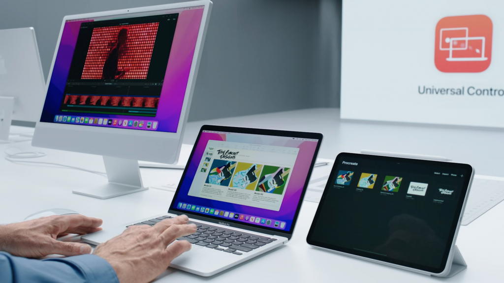 Ein Bild, das die Verwendung von Universal Control mit einem Macbook Pro und einem iPad zeigt, wobei das Universal Control-Logo auf der Rückseite auf eine weiße Wand gedruckt ist