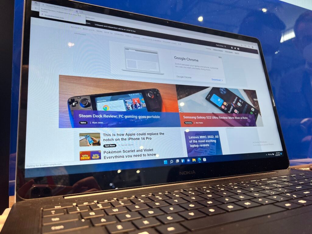 Nokia PureBook Pro 17 mit Anzeige der Startseite von Themelocal