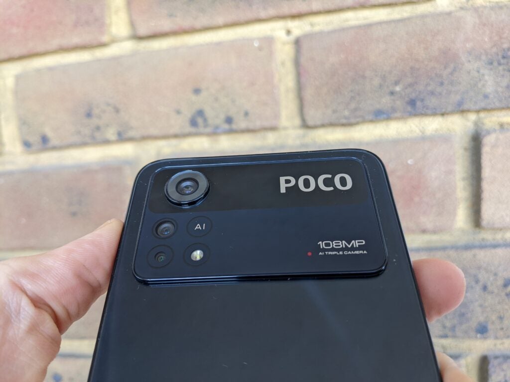 Poco X4 Pro Kameramodul an einer Wand