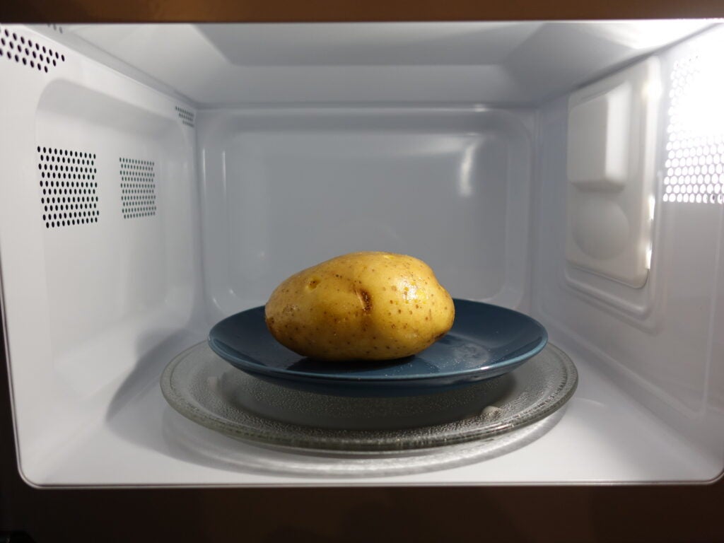 Russell Hobbs Scandi Digital Mikrowelle gekochte Kartoffel