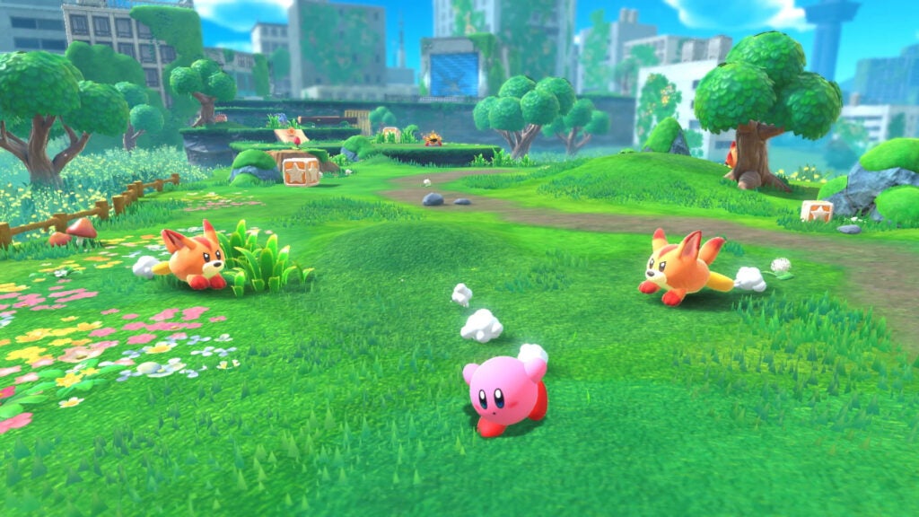 Kirby rast über das Gras, an den feindlichen Füchsen vorbei