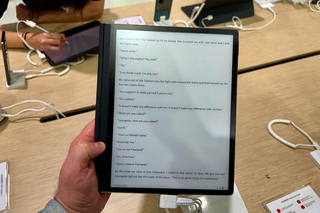 Huawei MatePad Paper liest ein Buch