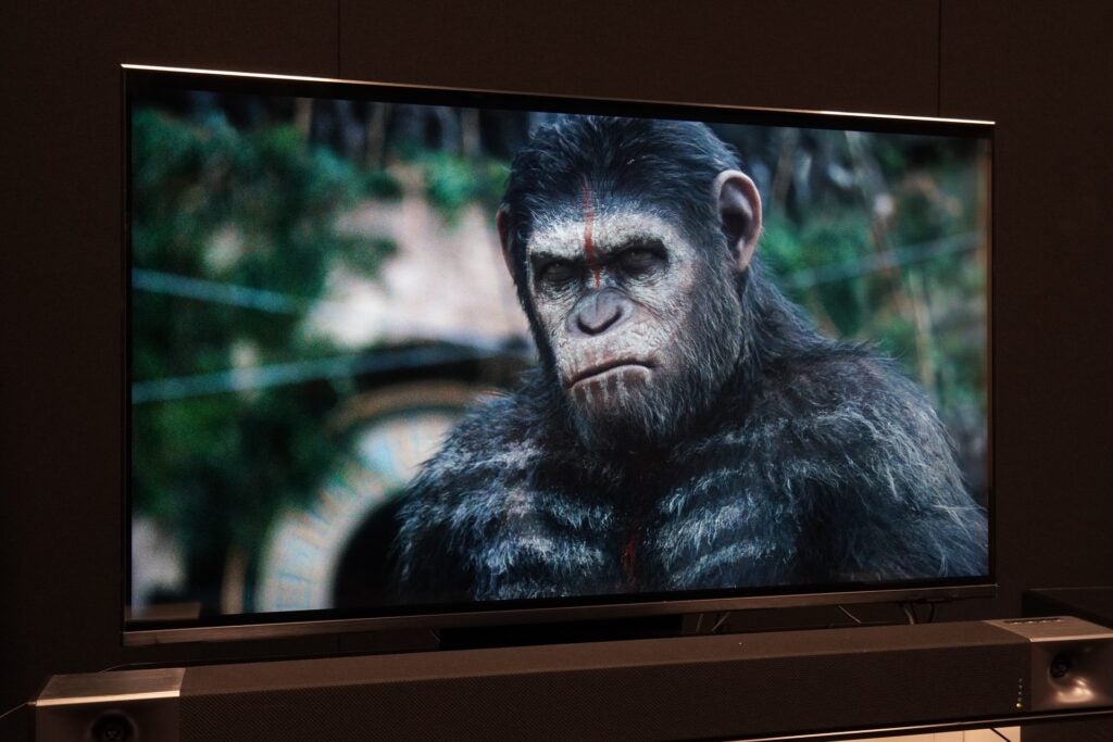 Samsung QE43QN90A spielt Dawn of the Planet of the Apes