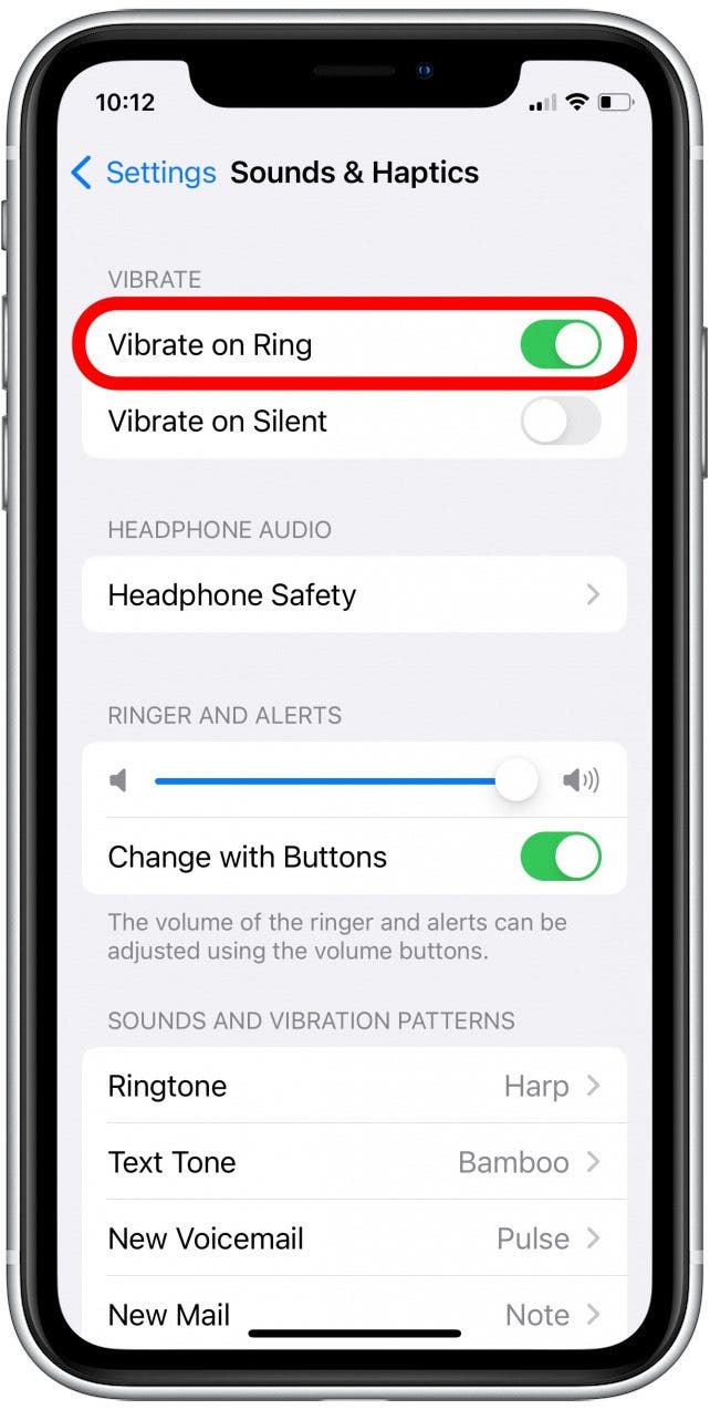 Tippen Sie unter der Überschrift „Vibrieren“ auf Beim Klingeln vibrieren, damit Ihr Telefon vibriert, wenn der Silent-Modus deaktiviert ist.