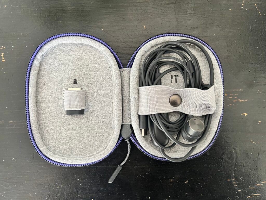 Logitech Zone Wired-Ohrhörer in Tasche mit sichtbarem USB-A-Anschluss