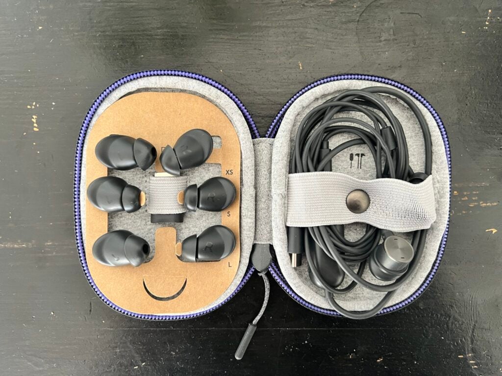 Logitech Zone Wired-Ohrhörer in Logi-Tasche mit sichtbaren Silikonsteckern