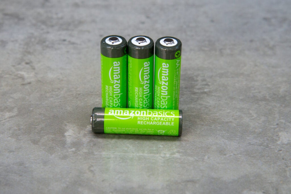Amazon Basics Wiederaufladbare AA 2400mAh mit hoher Kapazität, eine Batterie liegend