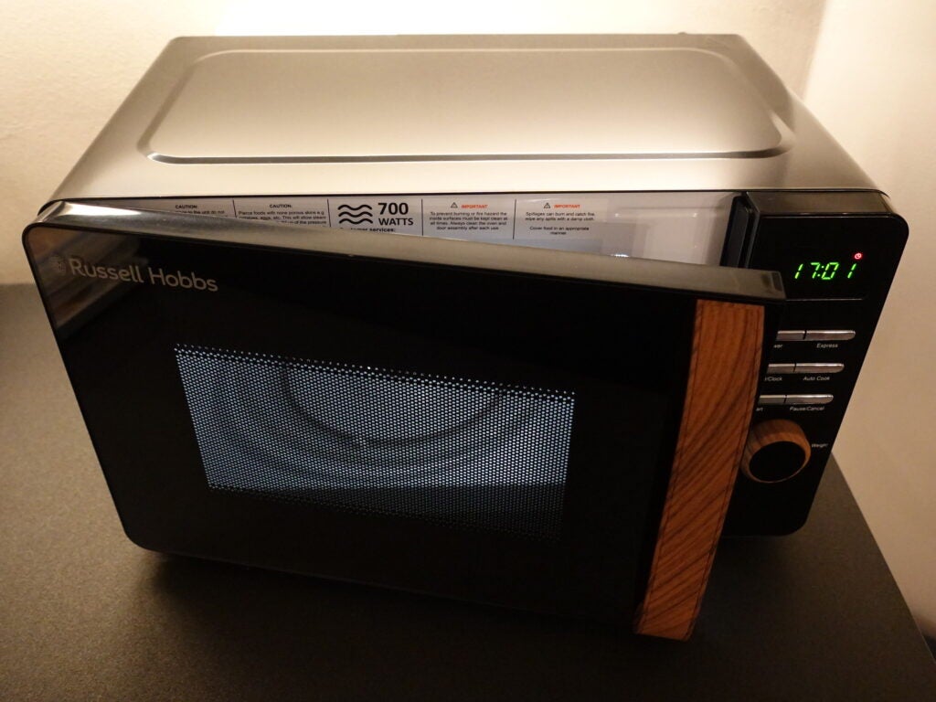 Tür der Russell Hobbs Scandi Digital Microwave geöffnet