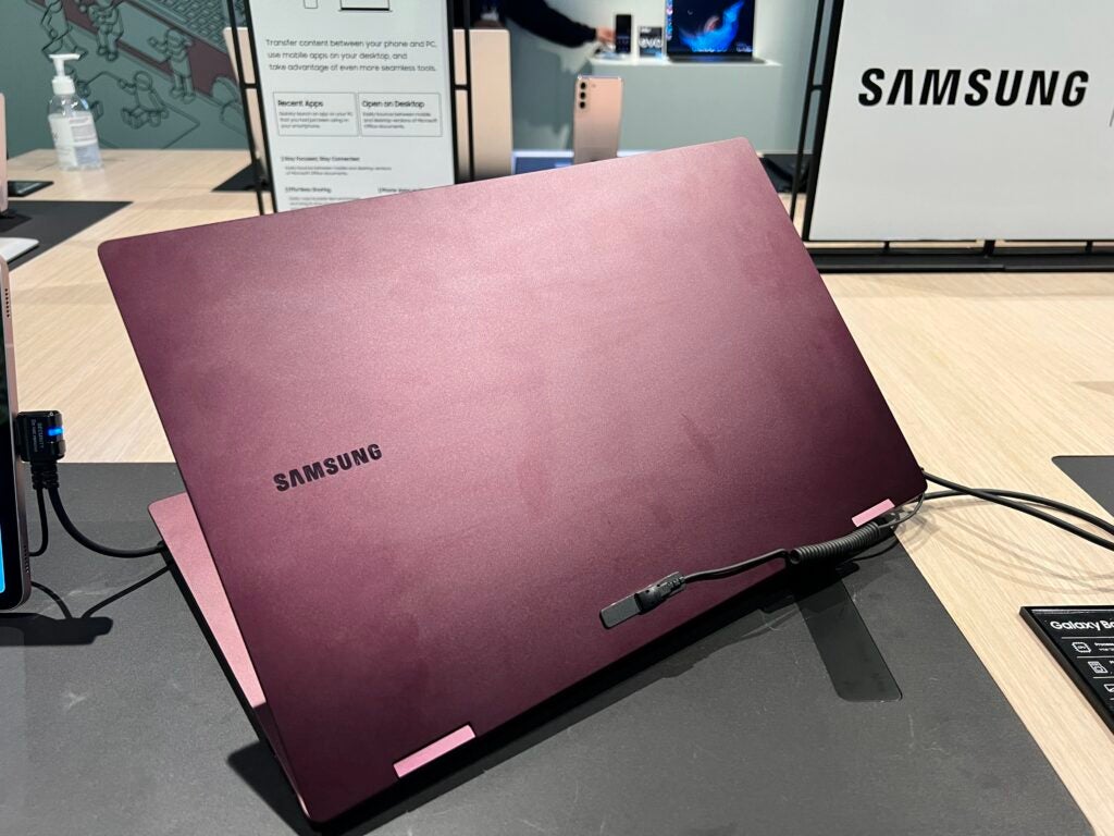 Die Rückseite des Samsung Galaxy Book 2 Pro 360 Laptops