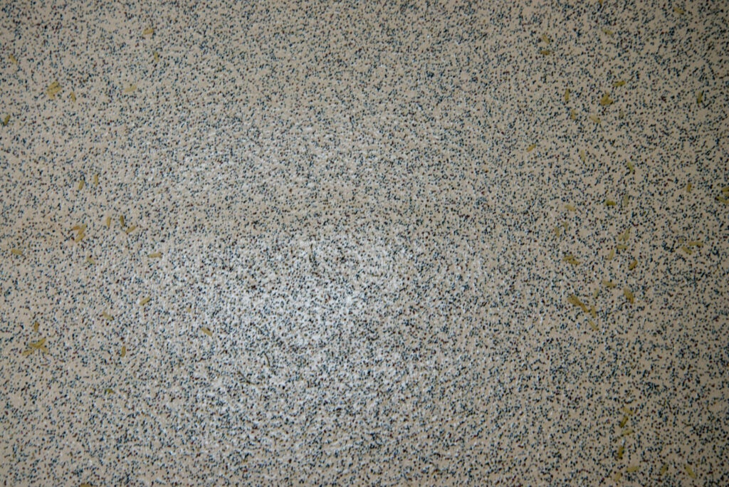 Kabelloser 2-in-1-Staubsauger von Beldray (BEL01088ALFOB) verschmutzter Hartboden nach der Reinigung