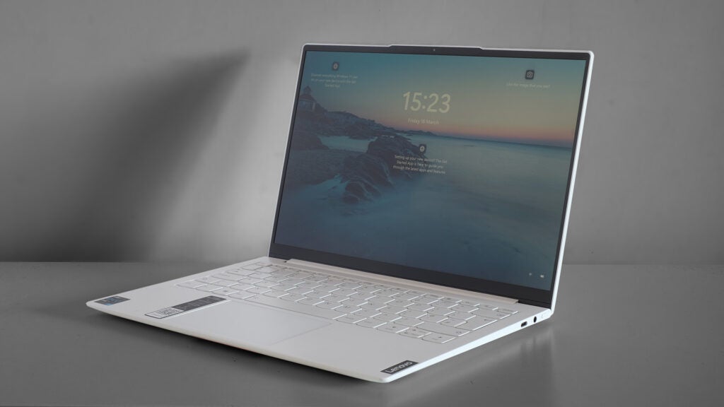Lenovo Yoga Carbon Slim 7i sitzt auf einem weißen Schreibtisch