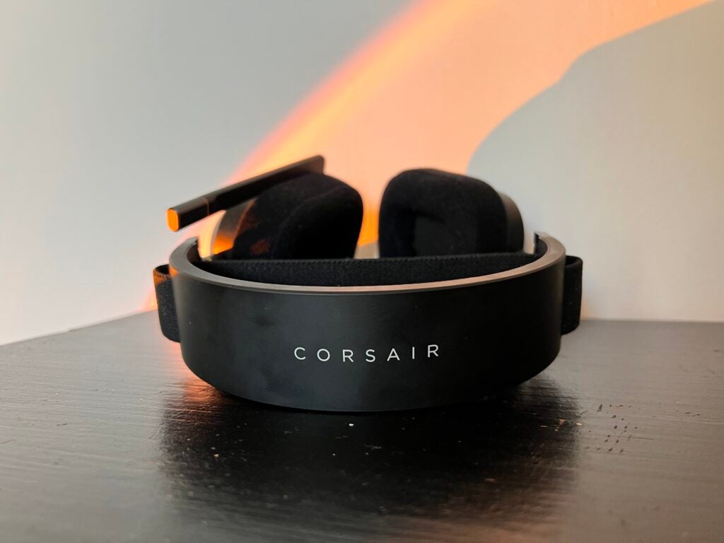Die Corsair-Schriftzüge auf dem Headset auf einem schwarzen Schreibtisch