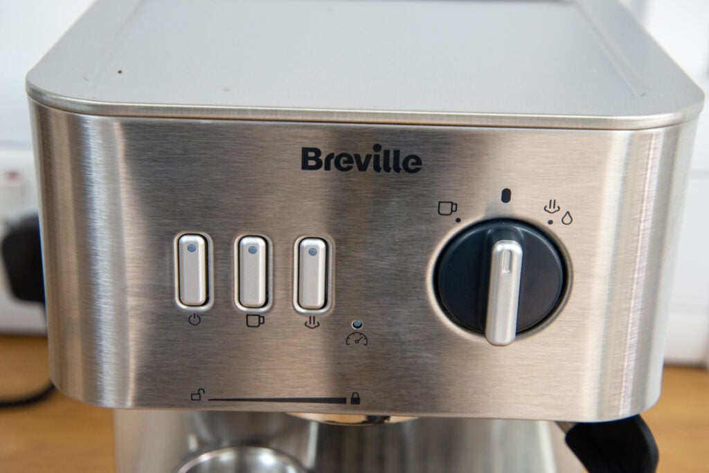 Breville Bijou Espressomaschine VCF149 steuert