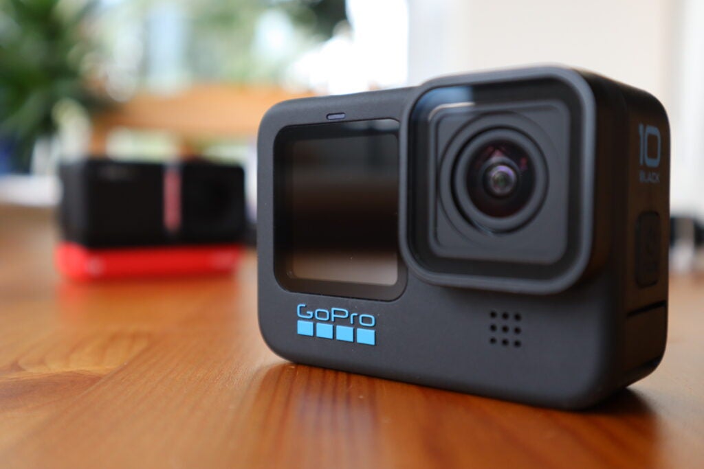 Die GoPro Hero 10 Black mit der Insta360 One RS im Hintergrund